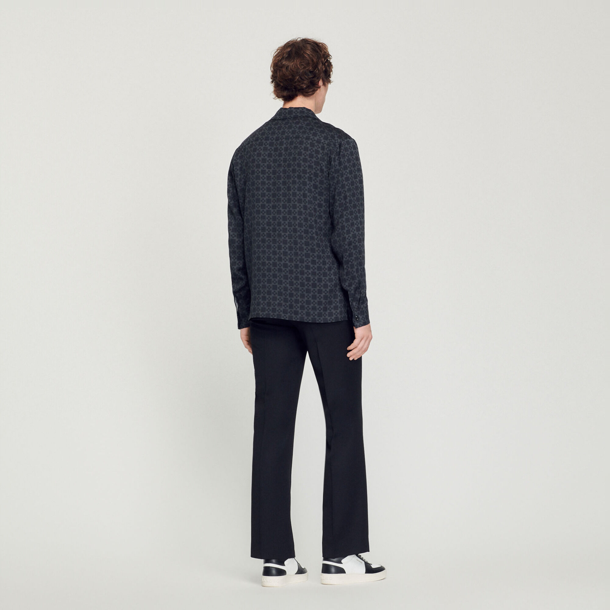 Flowing shirt with spread collar