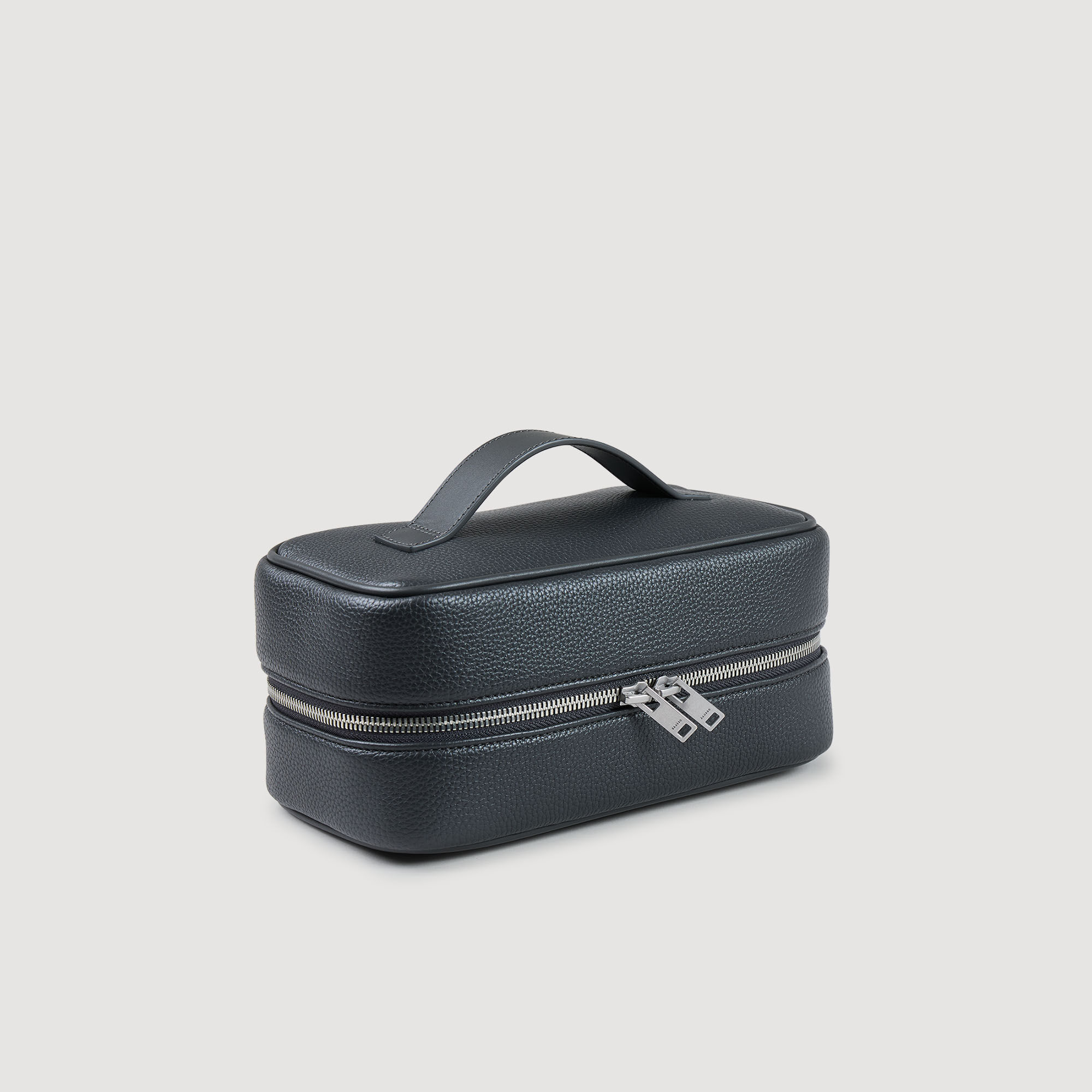 Toilet bag in grained fabric