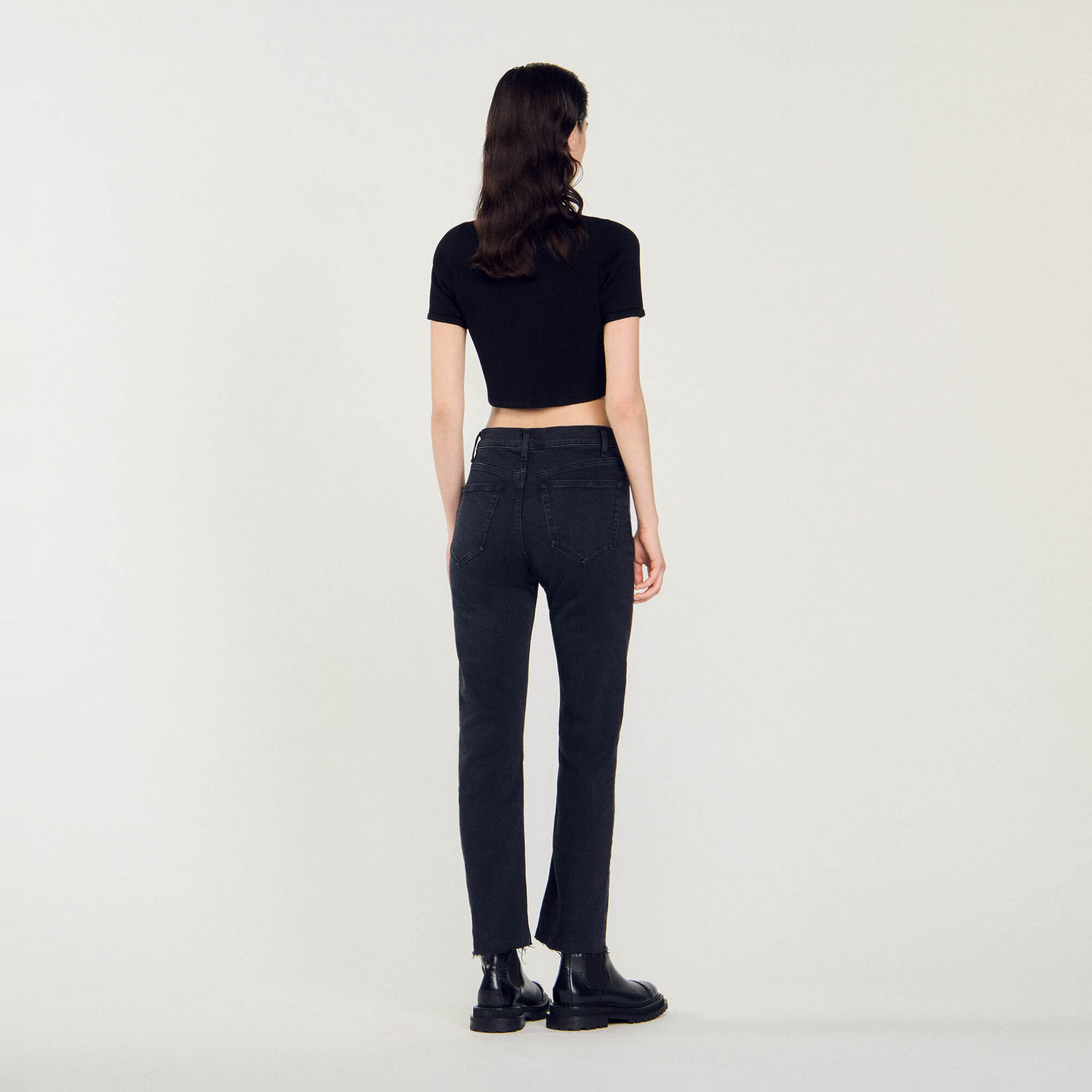 Straight-cut jeans with raw edges