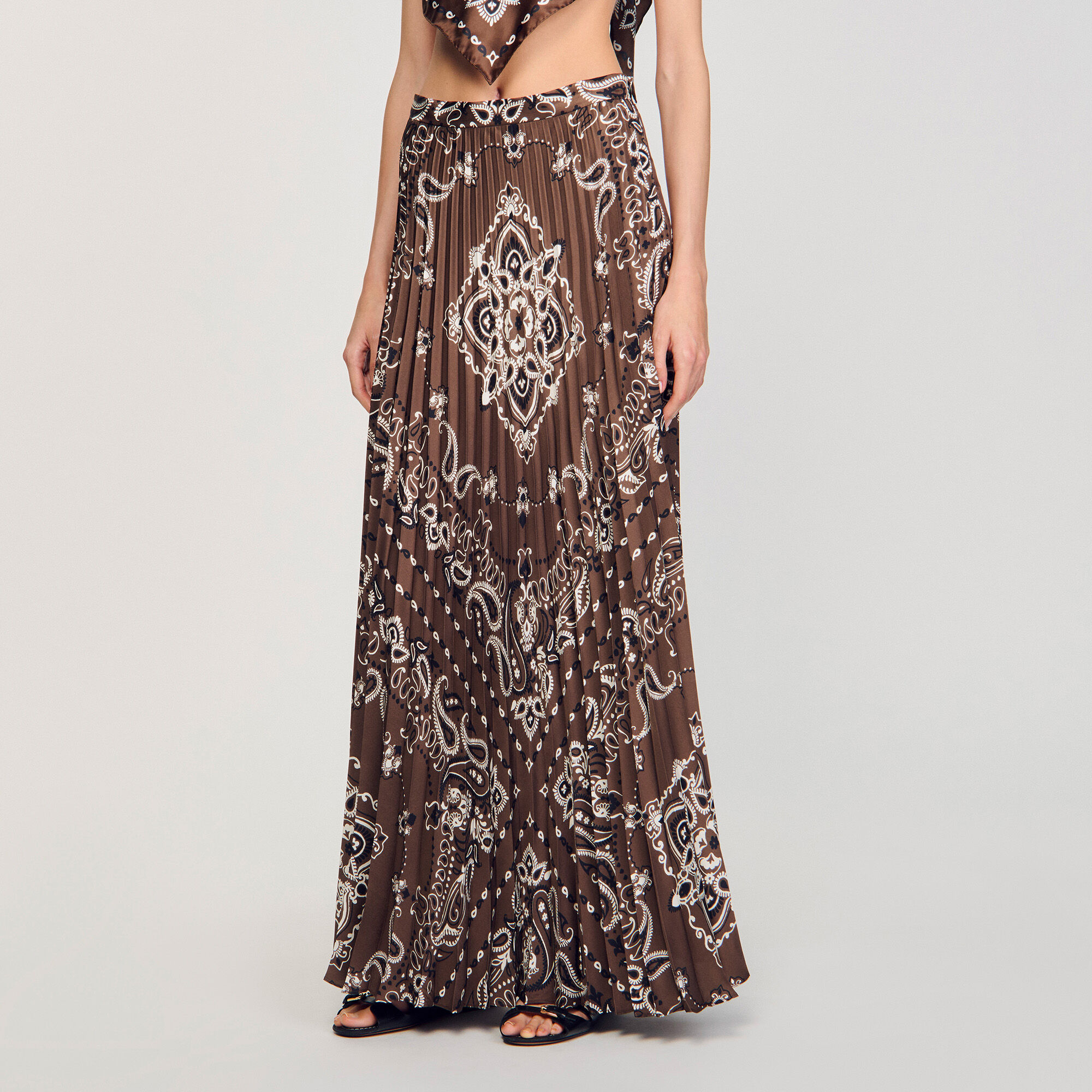 Pleated maxi skirt with bandana motif.