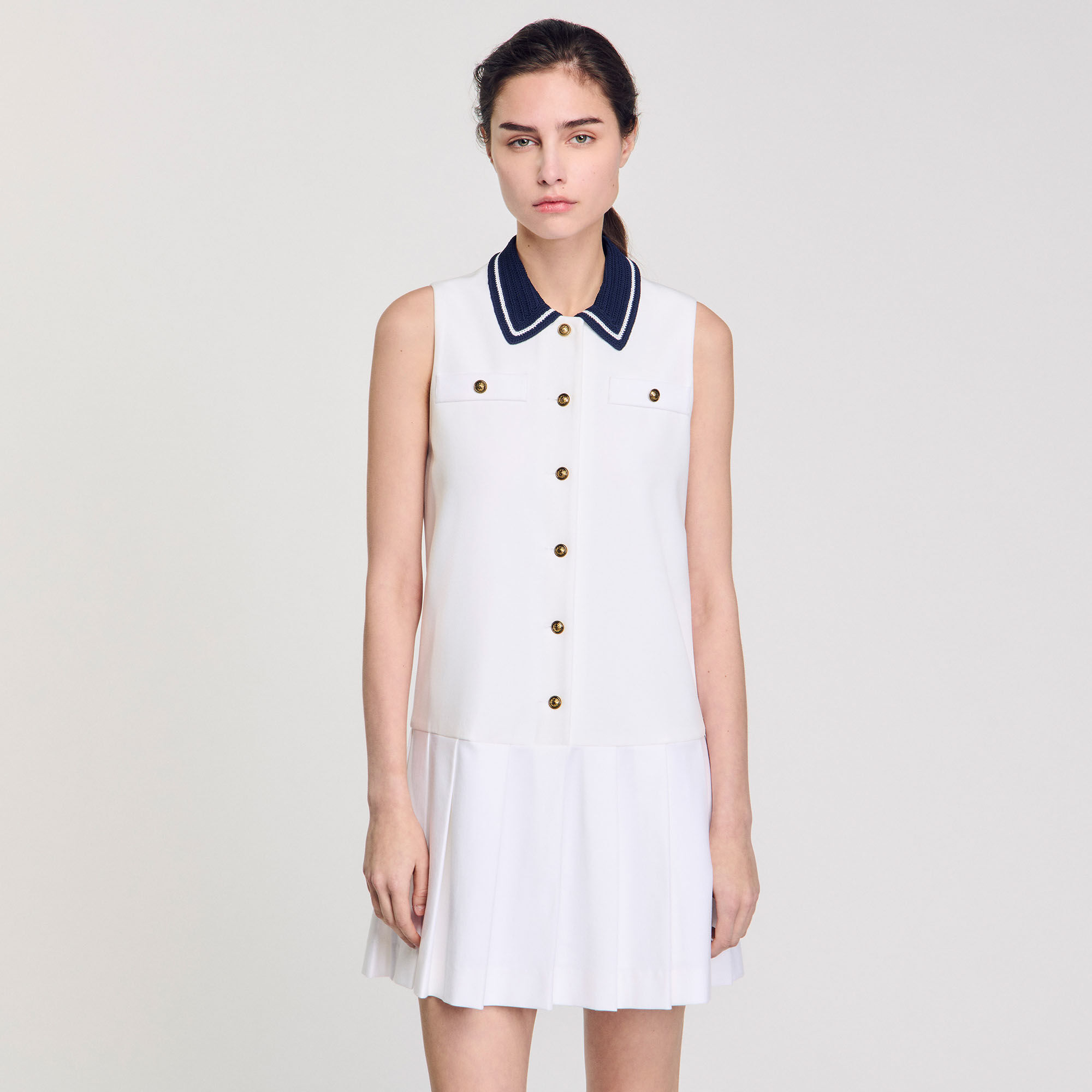 Short dress with contrasting collar