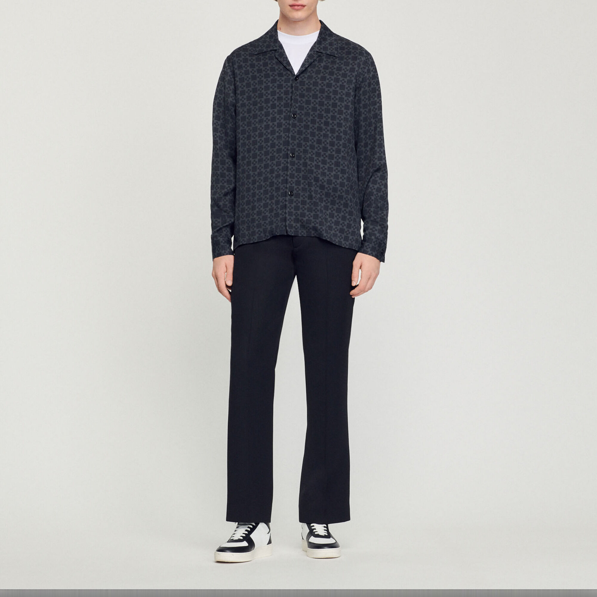 Flowing shirt with spread collar