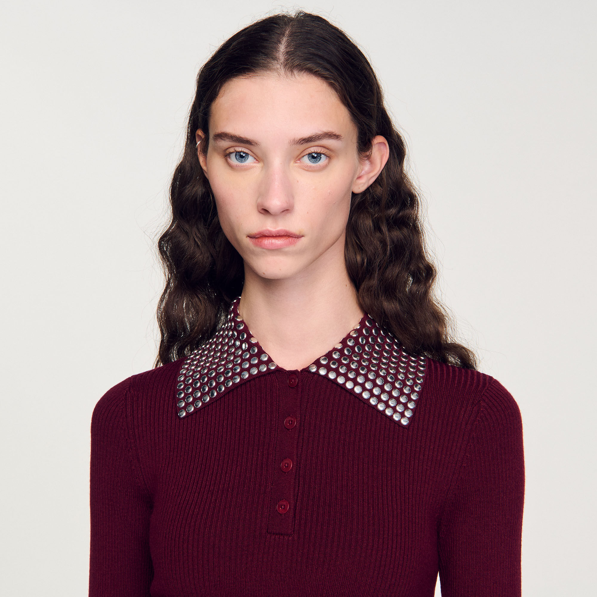 Jumper with metal stud collar