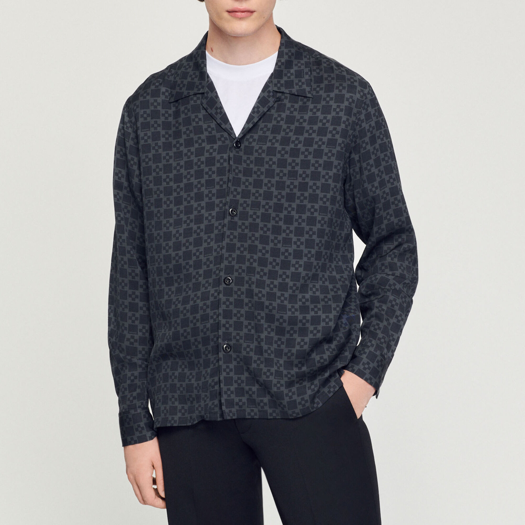 Flowing shirt with spread collar