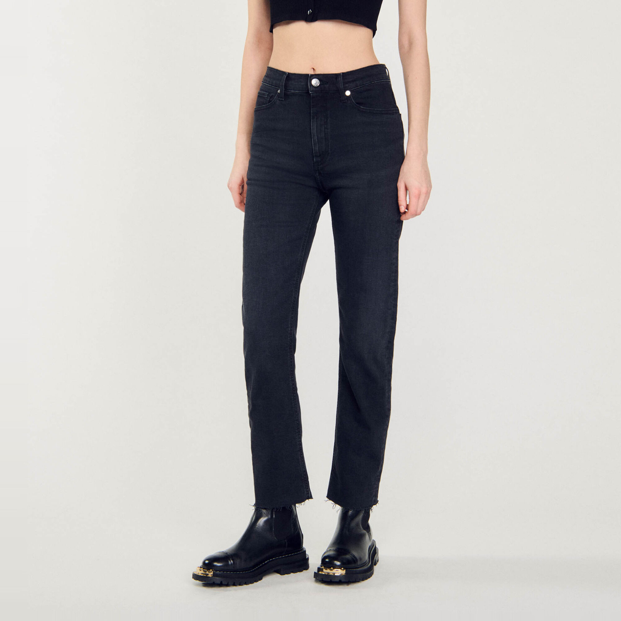 Straight-cut jeans with raw edges