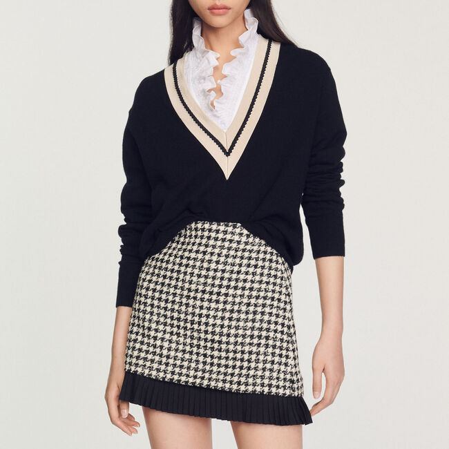 Sweater with contrasting V-neck