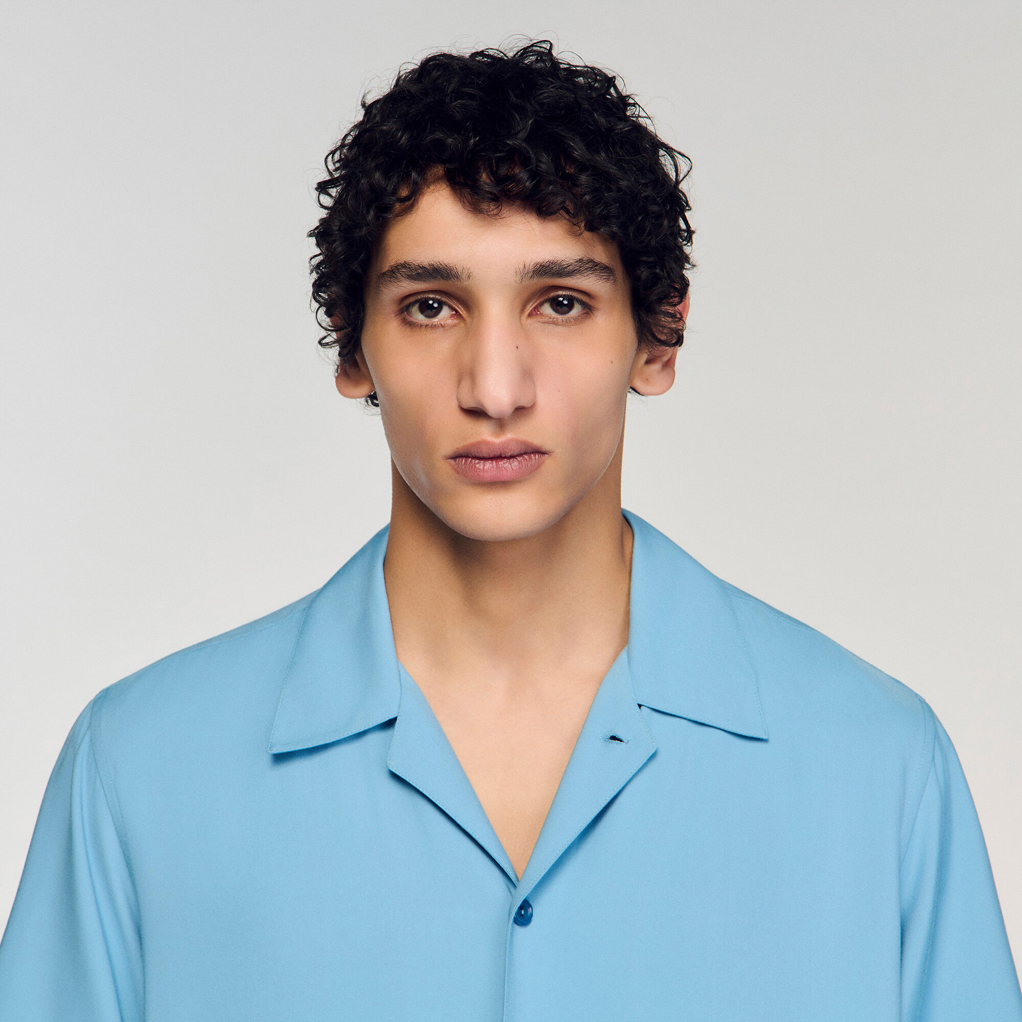Loose-fit shark collar shirt