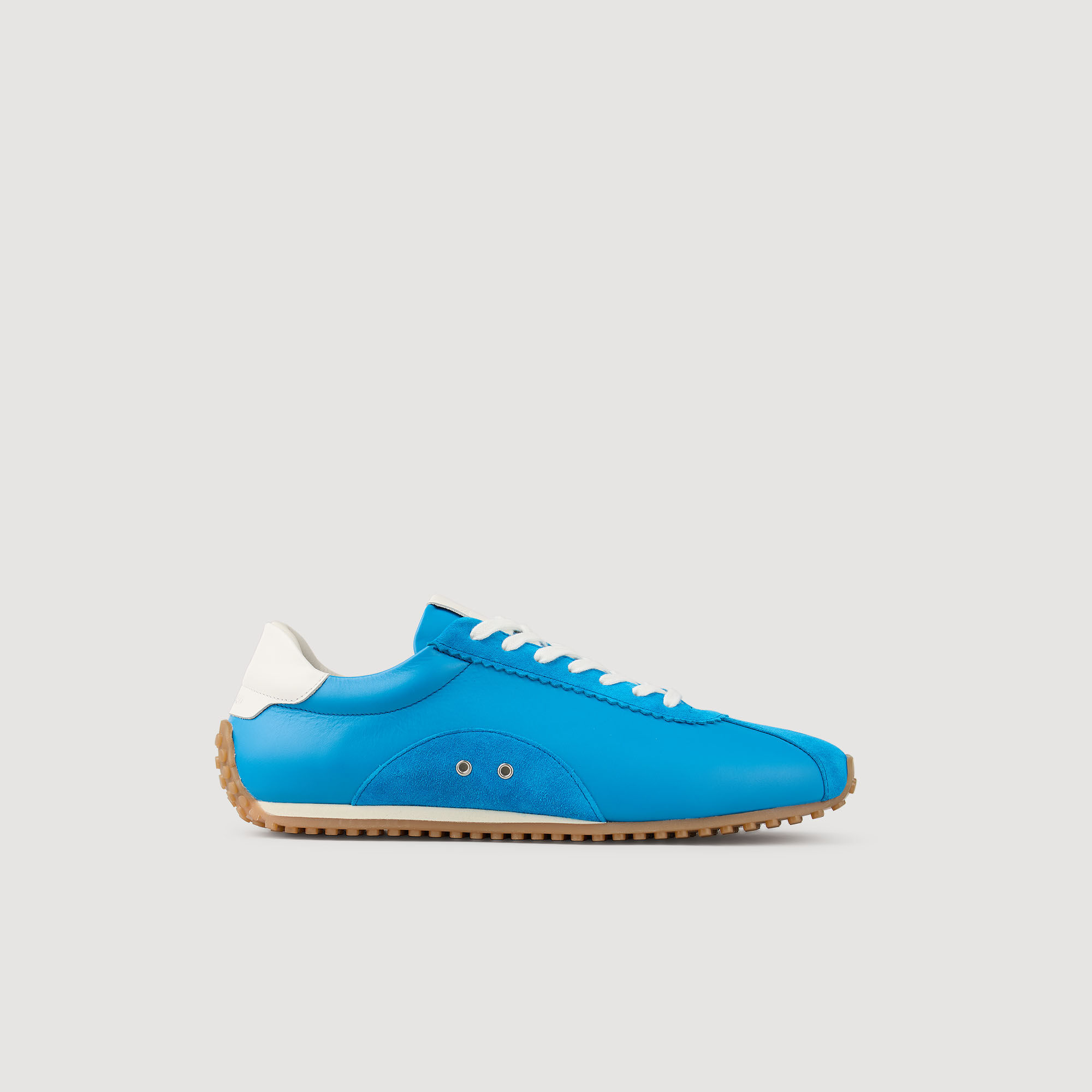 Low-top trainers