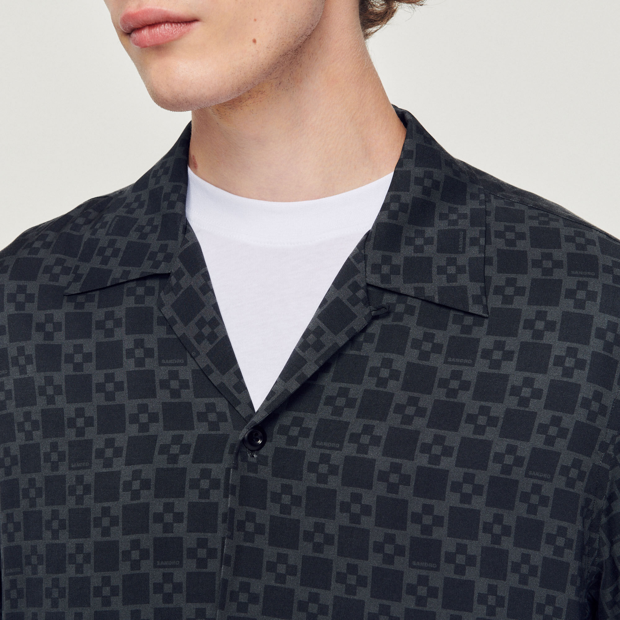Flowing shirt with spread collar
