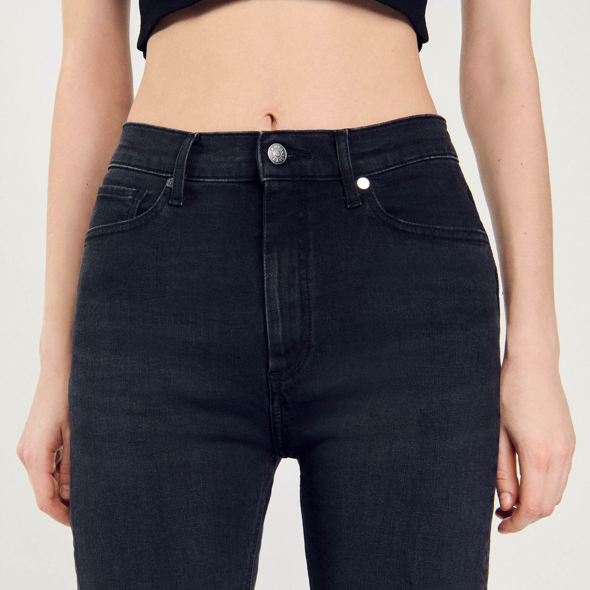 Straight-cut jeans with raw edges