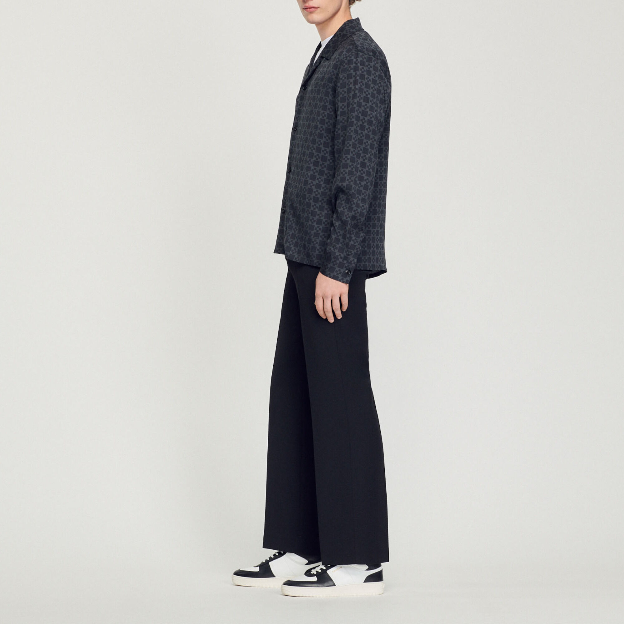 Flowing shirt with spread collar