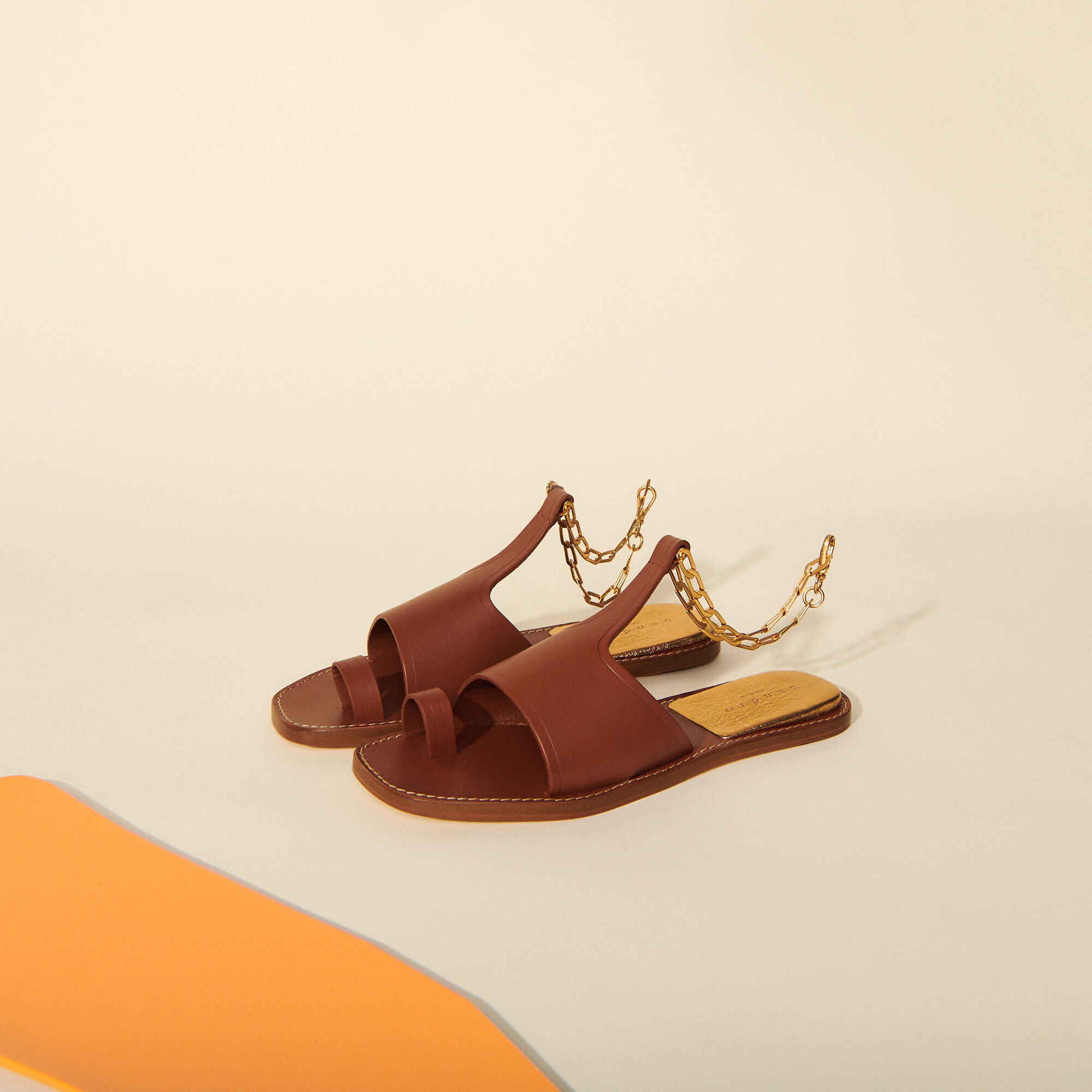 Sandals with chain